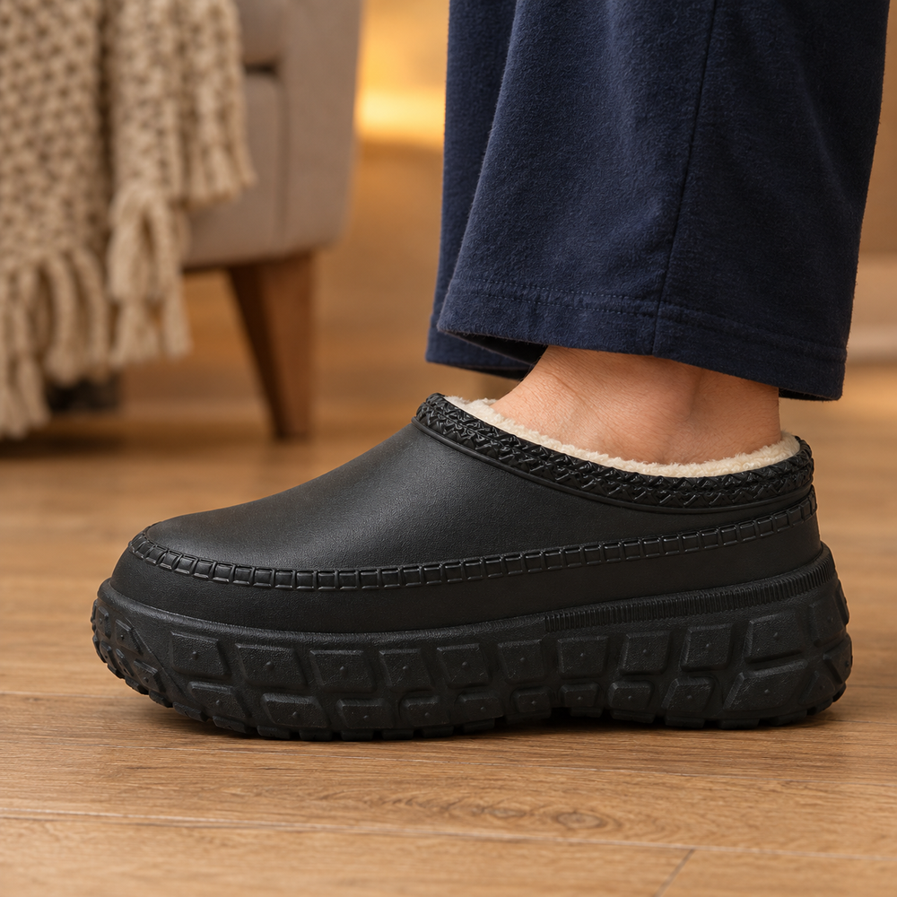 Noli Clogs in Black (side view)
