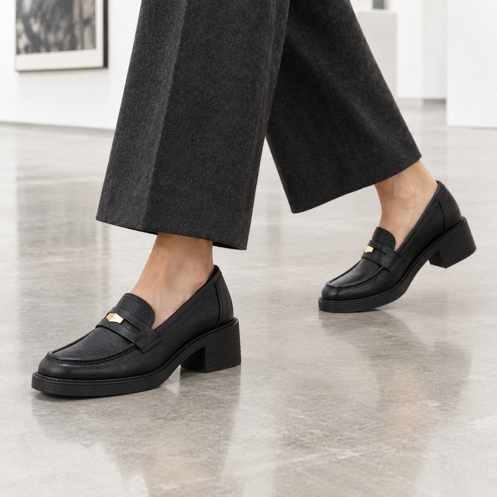 Ostuni Orthopedic Loafers - Black - on foot