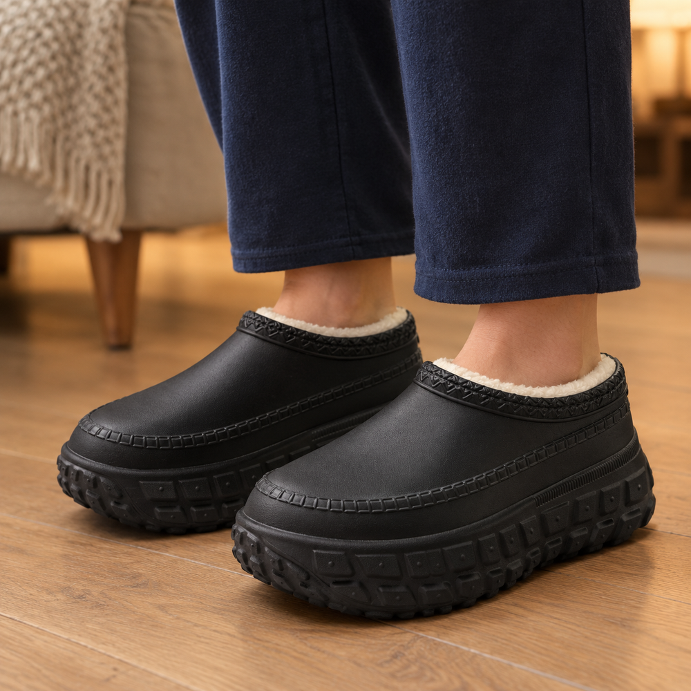 Noli Clogs in Black (on foot)