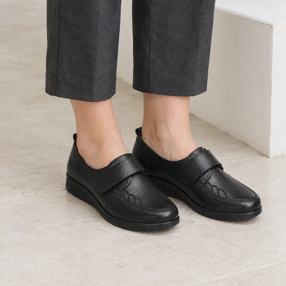 Mantova Orthopedic Flats - Black - on foot side